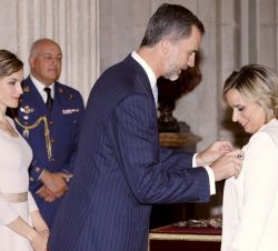 Su Majestad el Rey condecora con la Orden del Mérito Civil a Doña María de los Ángeles Martín Prats.