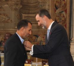 Su Majestad el Rey condecora con la Orden del Mérito Civil al Señor Abderrazak Aananou.