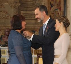 Su Majestad el Rey condecora con la Orden del Mérito Civil a Doña Naca Pérez de Tudela.