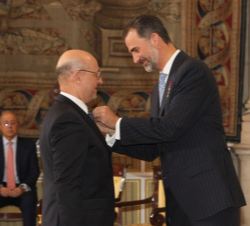 Su Majestad el Rey condecora con la Orden del Mérito Civil a Don Miguel Ángel Fernández Torán.