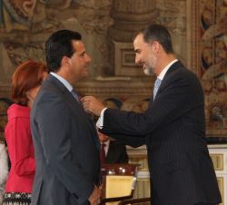 Su Majestad el Rey condecora con la Orden del Mérito Civil a Don Jorge Macauda Tremearne.