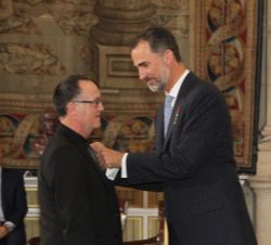 Su Majestad el Rey condecora con la Orden del Mérito Civil a Don Alfonso Ventura Amatriain.