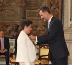 Su Majestad el Rey condecora con la Orden del Mérito Civil a Doña Mercedes Canca Lara.