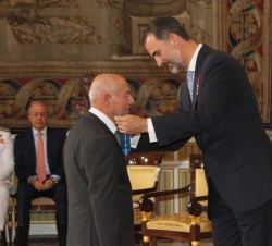 Su Majestad el Rey condecora con la Orden del Mérito Civil a Don Luis Vaca Olivera.