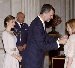 Su Majestad el Rey condecora con la Orden del Mérito Civil a Doña María Concepción García Mingorance.