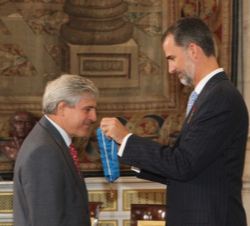 Su Majestad el Rey condecora con la Orden del Mérito Civil a Don José López Barneo.