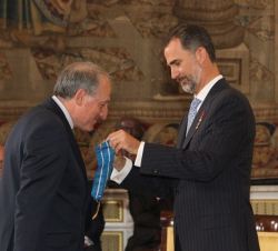 Su Majestad el Rey condecora con la Orden del Mérito Civil a Don Juan Luis Valgañón Cuezva.
