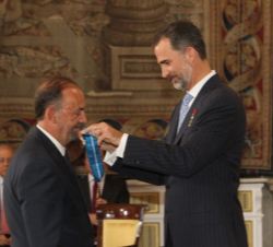 Su Majestad el Rey condecora con la Orden del Mérito Civil a Don Juan José Dañobeitia Canales.