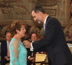 Su Majestad el Rey condecora con la Orden del Mérito Civil a Doña María Uzquiano Argomaniz.