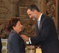 Su Majestad el Rey condecora con la Orden del Mérito Civil a Doña Alicia Rodríguez Pérez.