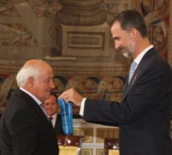 Su Majestad el Rey condecora con la Orden del Mérito Civil a Don Bernardo Díaz Cobo.