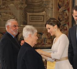 Su Majestad la Reina condecora con la Orden del Mérito Civil a Doña Consuelo Campos Bujeda.