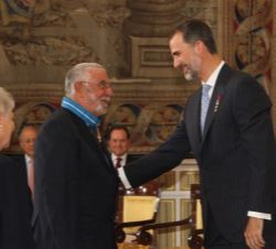 Su Majestad el Rey condecora con la Orden del Mérito Civil a Don Jesús Jambrina Gutiérrez.