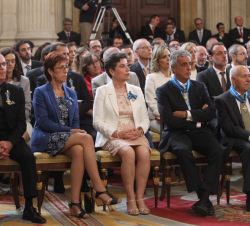 Ciudadanos condecorados con la Orden del Mérito Civil en el Salón de Columnas del Palacio Real.