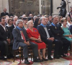 Ciudadanos condecorados con la Orden del Mérito Civil en el Salón de Columnas del Palacio Real.