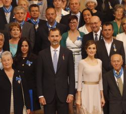 Sus Majestades los Reyes, con los ciudadanos condecorados con la Orden del Mérito Civil.