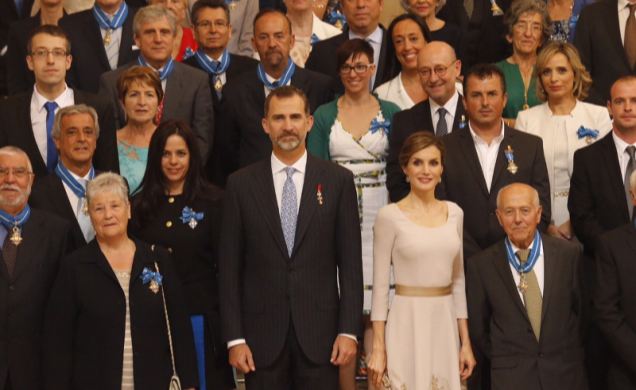 Sus Majestades los Reyes, con los ciudadanos condecorados con la Orden del Mérito Civil.