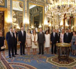 Sus Majestades los Reyes, Sus Majestades los Reyes Don Juan Carlos y Doña Sofía, con los asistentes al almuerzo ofrecido a los titulares de los Podere