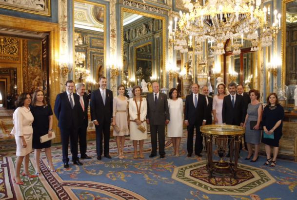 Sus Majestades los Reyes, Sus Majestades los Reyes Don Juan Carlos y Doña Sofía, con los asistentes al almuerzo ofrecido a los titulares de los Podere