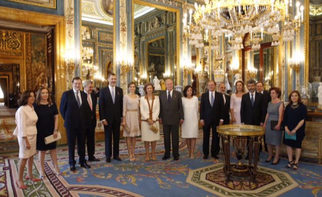 Sus Majestades los Reyes, Sus Majestades los Reyes Don Juan Carlos y Doña Sofía, con los asistentes al almuerzo ofrecido a los titulares de los Podere