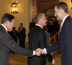 Sus Majestades los Reyes saludan al presidente de la Fundación Princesa de Asturias, Matías Rodríguez Inciarte