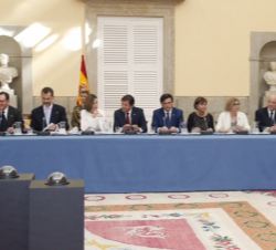Don Felipe y Doña Letizia en la mesa momentos antes de dar cominezo la reunión