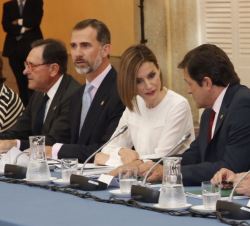 Don Felipe y Doña Letizia conversan en la mesa de la reunión momentos antes de dar cominezo esta