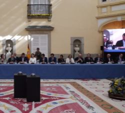 Sus Majestades los Reyes durante el desarrollo de la reunión