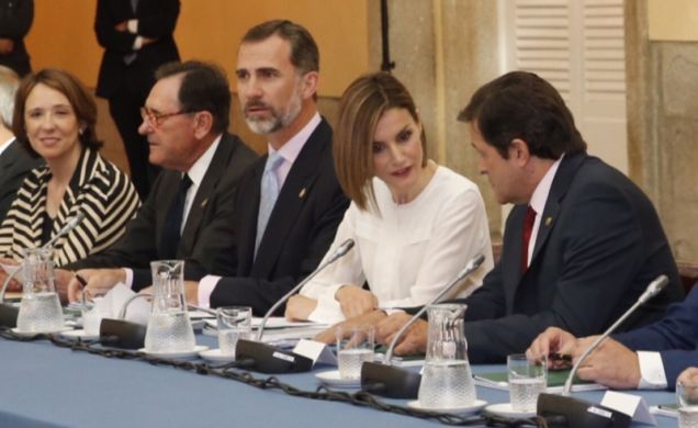 Don Felipe y Doña Letizia conversan en la mesa de la reunión momentos antes de dar cominezo esta