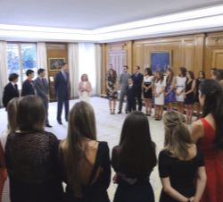 Su Majestad el Rey durante un momento en la audiencia a las LIII y LIV promociones de ingreso en la Carrera Fiscal