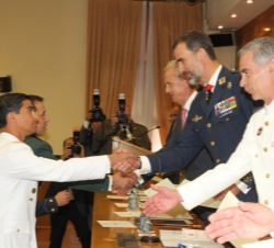 Su Majestad el Rey y el resto de autoridades entregan los diplomas a los alumnos graduados