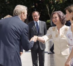 Doña Letizia y Doña Sofía son recibidas por las autoridades asistentes a su llegada a la sede del CSIC 