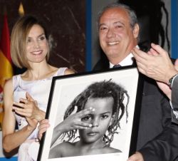 Su Majestad la Reina, con el director mundial de Scholas Occurrentes, José María del Corral, que recogió el Premio "Moviliza"