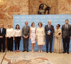 Doña Letizia y Doña Sofía, con las autoridades asistentes y los premiados