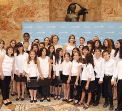 Doña Letizia y Doña Sofía, con el coro infantil de la Capilla Real de Madrid