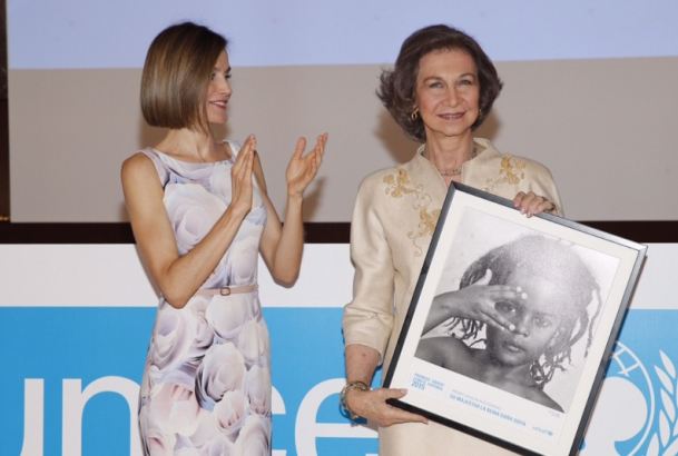 Doña Letizia aplaude a Doña Sofía tras entregarle el Premio UNICEF Comité Español “Joaquín Ruiz-Giménez”