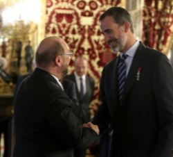 Su Majestad el Rey saluda al presidente del Parlamento Europeo, Martin Schulz