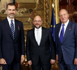 Su Majestad el Rey y Su Majestad el Rey Don Juan Carlos junto al presidente del Parlamento Europeo, Martin Schulz