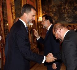 Su Majestad el Rey saluda al presidente del Parlamento Europeo, Martin Schulz