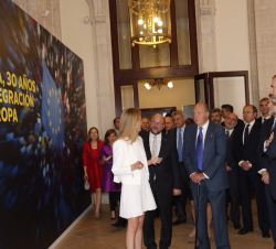 Su Majestad el Rey y Su Majestad el Rey Don Juan Carlos acompañados por las autoridades asistentes al acto visitan la exposición fotográfica con motiv
