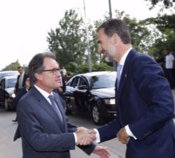Don Felipe recibe el saludo del presidente de la Generalitat de Cataluña, Artur Mas, a su llegada al Auditorio-Palacio de Congresos de Girona