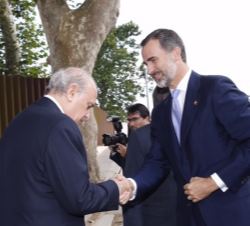 El ministro del Interior saluda a Su Majestad el Rey a su llegada al Auditorio-Palacio de Congresos de Girona