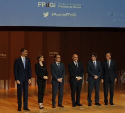 Sus Majestades los Reyes acompañados por las autoridades asistentes en el acto