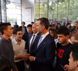 Don Felipe conversa con varios asistentes al acto