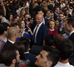 El Rey durante el encuentro que ha mantenido con los asistentes y voluntarios