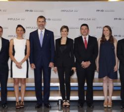 Sus Majestades los Reyes con los premiados con los Premios Fundación Princesa de Girona 2015