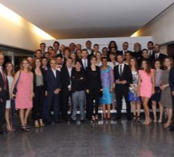 Don Felipe y Doña Letizia con el grupo de ponentes 