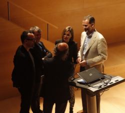 Don Felipe y Doña Letizia conversan con Toni Segarra, Josep Maria Piera y Risto Mejide, tras asistir a la conversación que mantuvieron los tres public
