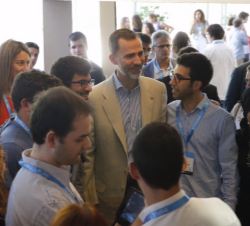 Don Felipe conversa con los asistentes al Fórum IMPULSA 2015