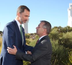 Su Majestad el Rey, a su llegada al Observatorio del Teide, recibe el saludo del presidente del Gobierno de Canarias, Paulino Rivero
